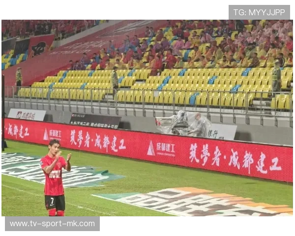 费利佩禁区内抗住防守倒地扫射,成都蓉城热身赛三连胜 费利佩禁区内抗住防守倒地扫射,成都蓉城热身赛三连胜